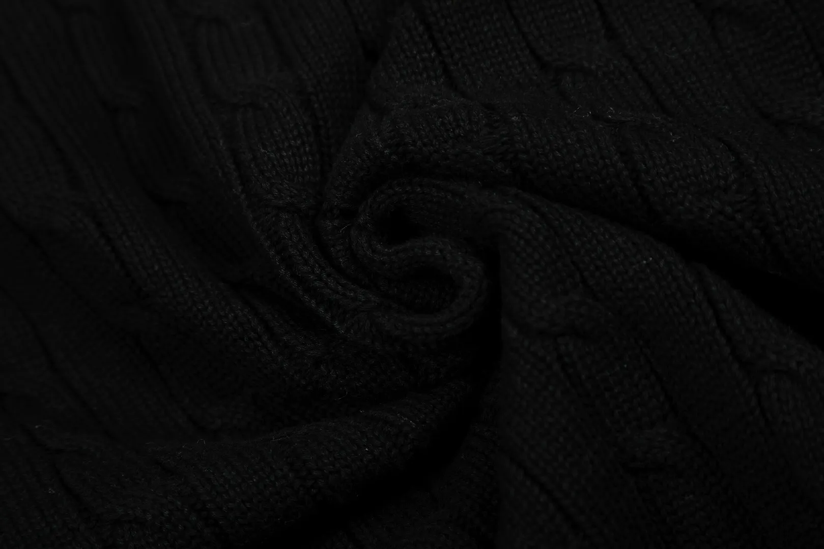 P250 Top quality" Style number: DS806# (not off the shelves all year round) [Ralph Lauren solid color pony embroidery logo male god style twist knitted cardigan] ✅Ralph Lauren Ralph Lauren classic basic versatile male god style round neck twist knitted cardigan jacket ✅Main supplier platform live broadcast Wholesale entities Replenish when out of stock Not off the shelf ✅ZP quality 1:1 version Scan the code to enter the GF website Counter quality ✅Detailed quality is the only one in Guangzhou. Imported quality veil, focusing on high-end, cost-effective, good quality needless to say. ✅The version restores the original order. The maximum size can be worn up to 200 pounds. Loose, comfortable and stress-free. ✅The upper body is simple and easy to match. A must-have for men. Good-looking clothes are never picky. A must-have for men's wardrobe. Size: S-XL. Color: Black, White, Gray, Khaki, Navy Blue, Gentleman's Lake Blue.